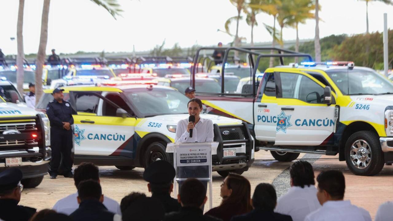 Ana Paty Peralta fortalece la estrategia de seguridad con la entrega de 70 patrullas en Cancún