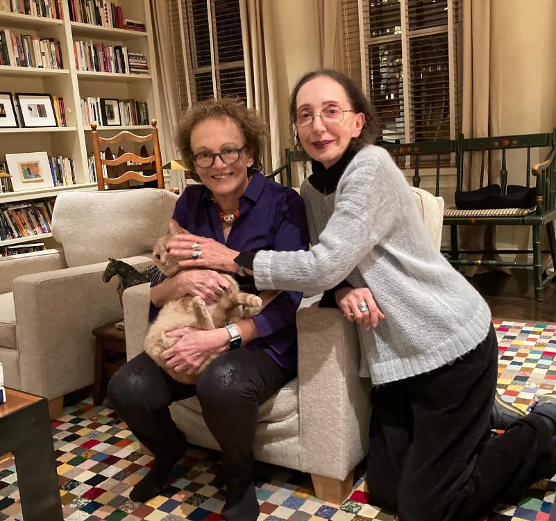 Joyce Carol Oates a la derecha