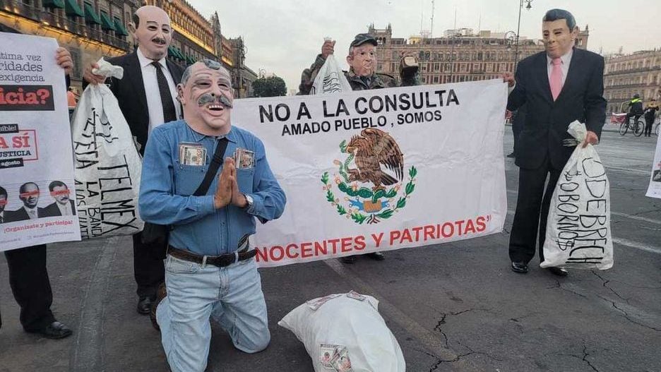 Con máscaras de los expresidentes, promovieron la participación ciudadana en la consulta popular