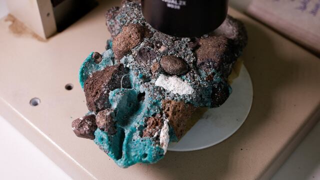 Rocas de plástico en playas de Brasil