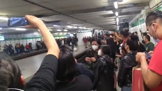 Video. Usuarios del metro Bellas Artes amenizan sus espera cantando "Ni tu ni nadie"