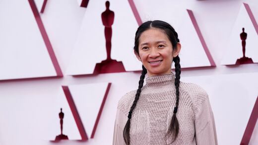Chloé Zhao rompe con estereotipos de belleza en Los Premios Oscar 2021