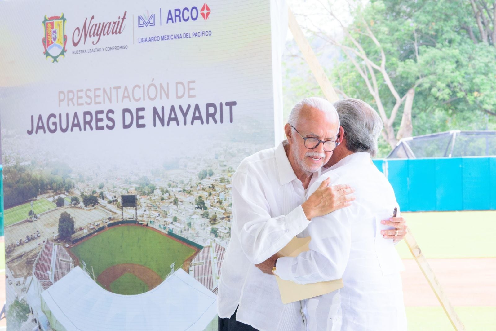 Miguel Ángel Navarro Quintero presenta a Jaguares, equipo de béisbol