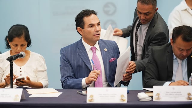 Enrique Vargas vota en contra de las reformas a la Ley de Amparo.