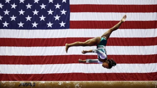 Biles hizo dos saltos sin precedentes