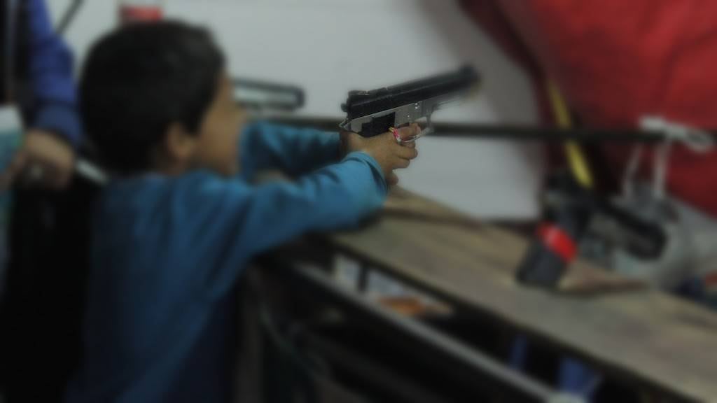 Menor usando un arma