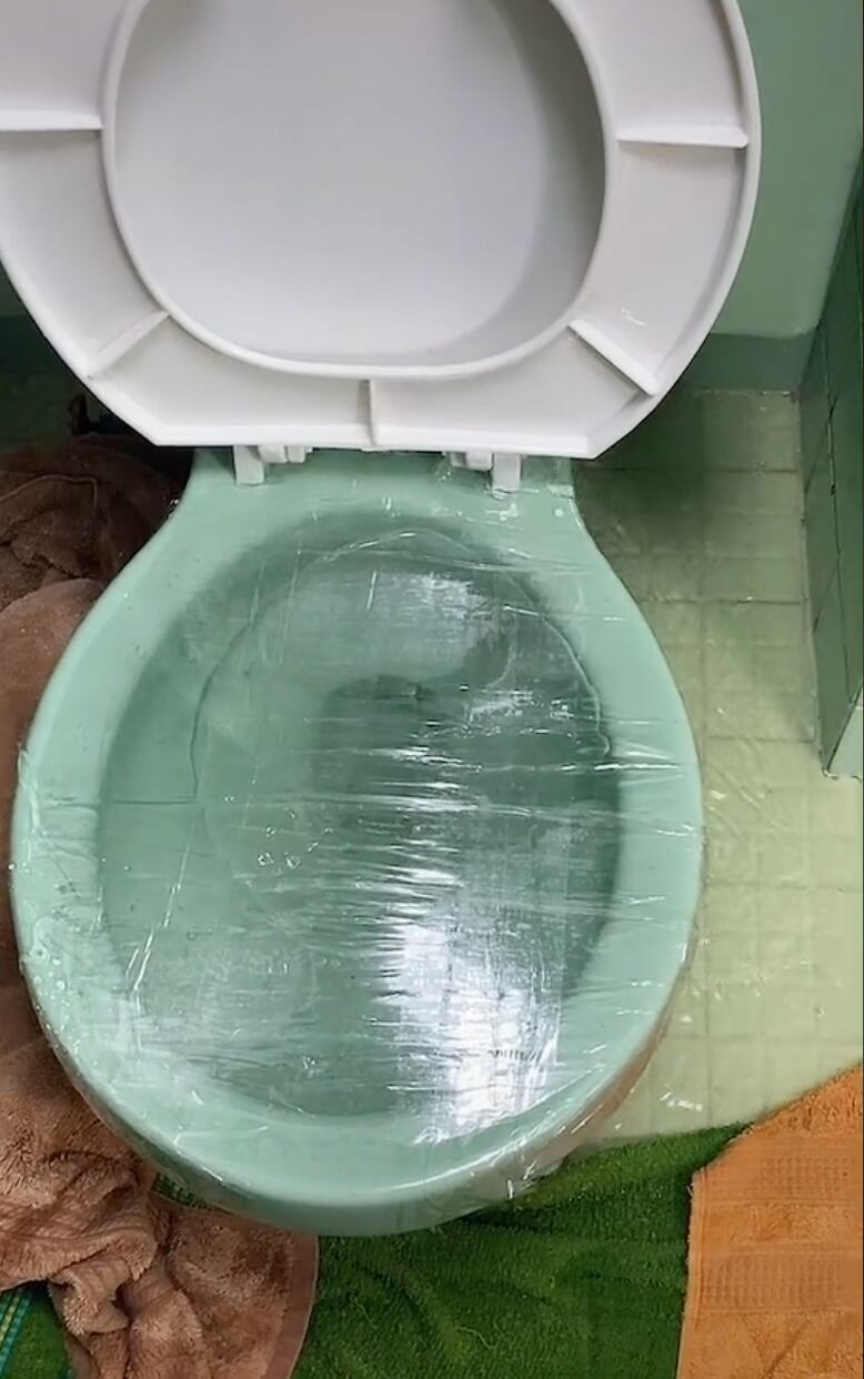 Baño inundado por hack de TikTok
