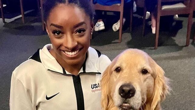 Beacon, el perrito que acompaña a Simone Biles.
