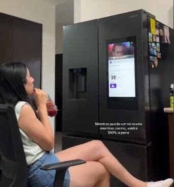 Se compró un refri de 100 mil pesos sólo para ver Betty, la fea mientras cocina