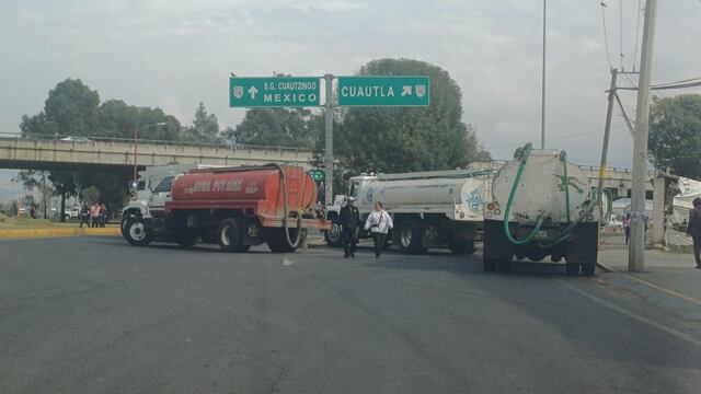 Operadores de pipa bloquean vialidades en Chalco