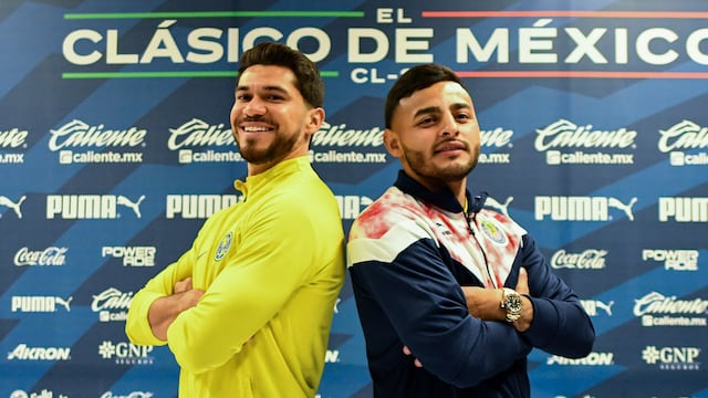 Henry Martín y Alexis Vega posan previo al Clásico Nacional