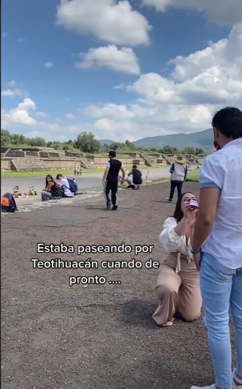 Mujer que le pidió matrimonio a su novio en Teotihuacán