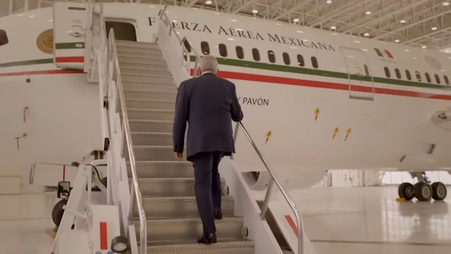 AMLO en el avión presidencial