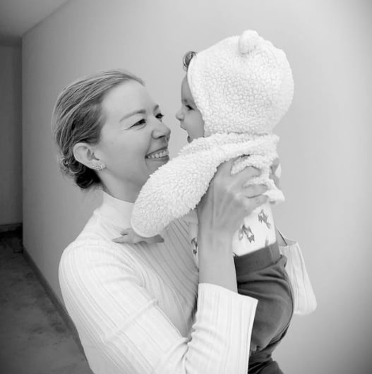 Fernanda Castillo con su hijo Liam