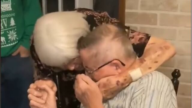 Hombre mayor se reencuentra con su esposa