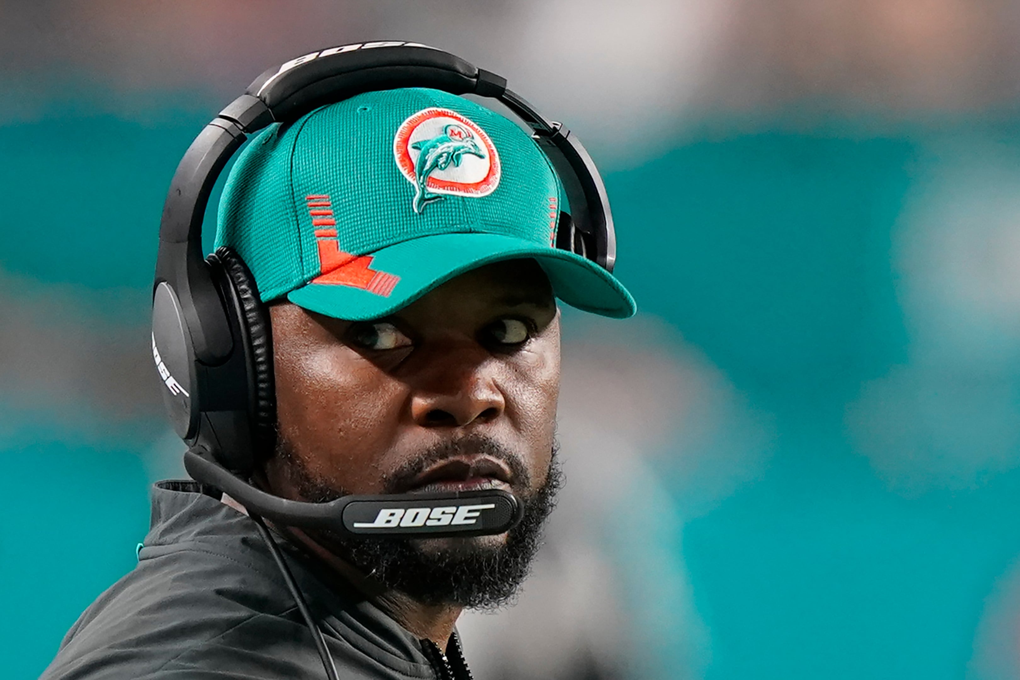 Brian Flores demanda a la NFL