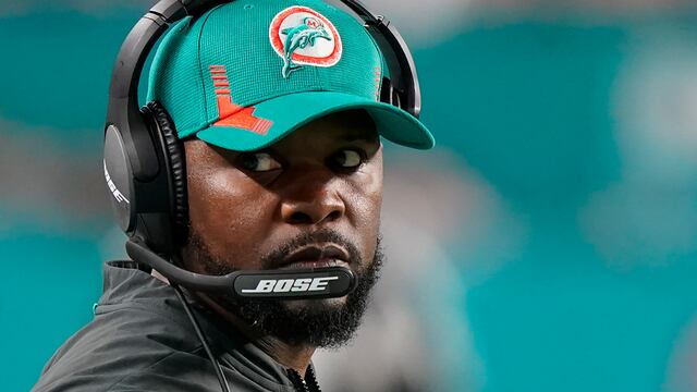 Brian Flores demanda a la NFL
