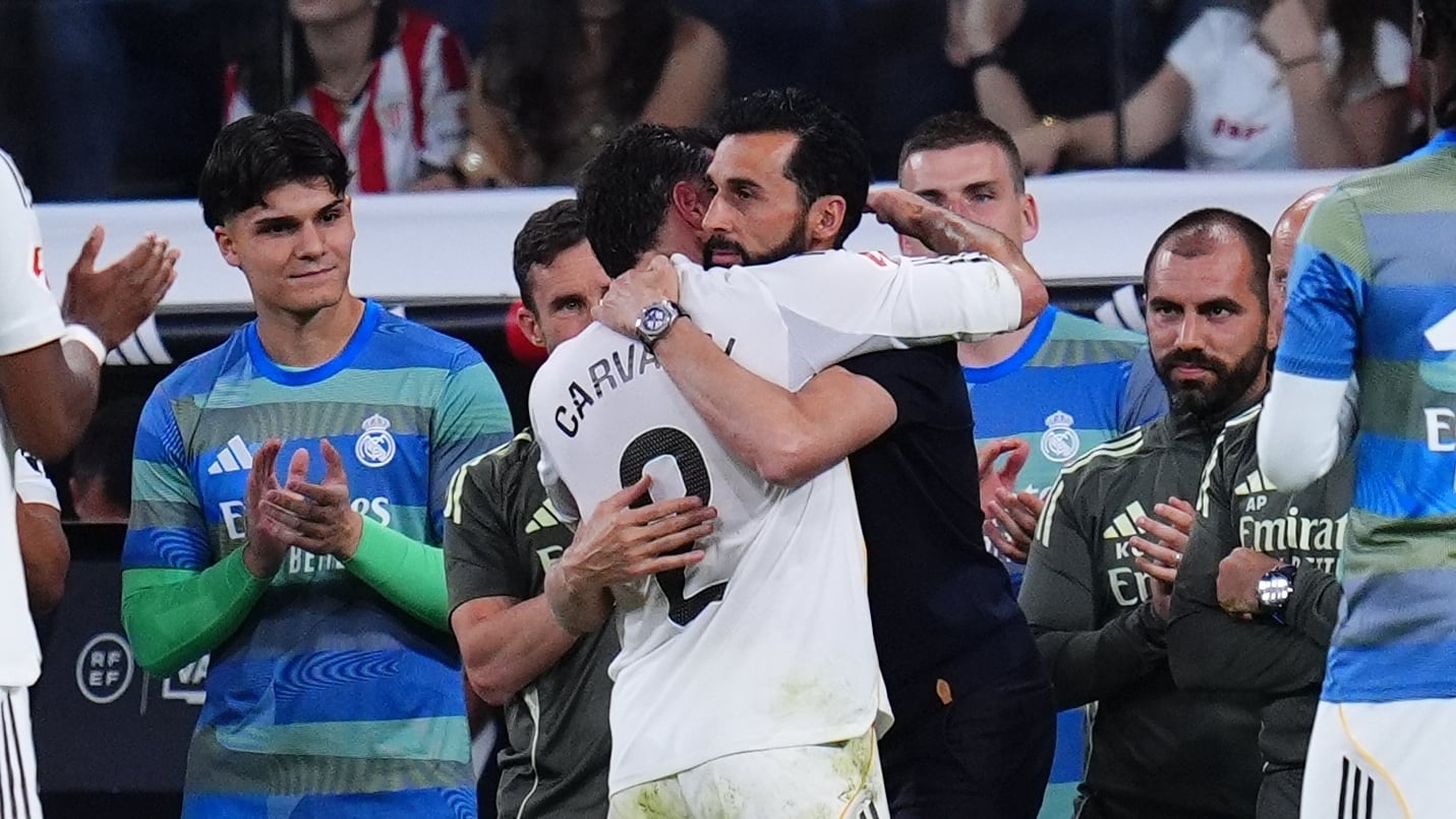 Álvaro Arbeloa abraza a Dani Carvajal en la despedida de ambos del Real Madrid.