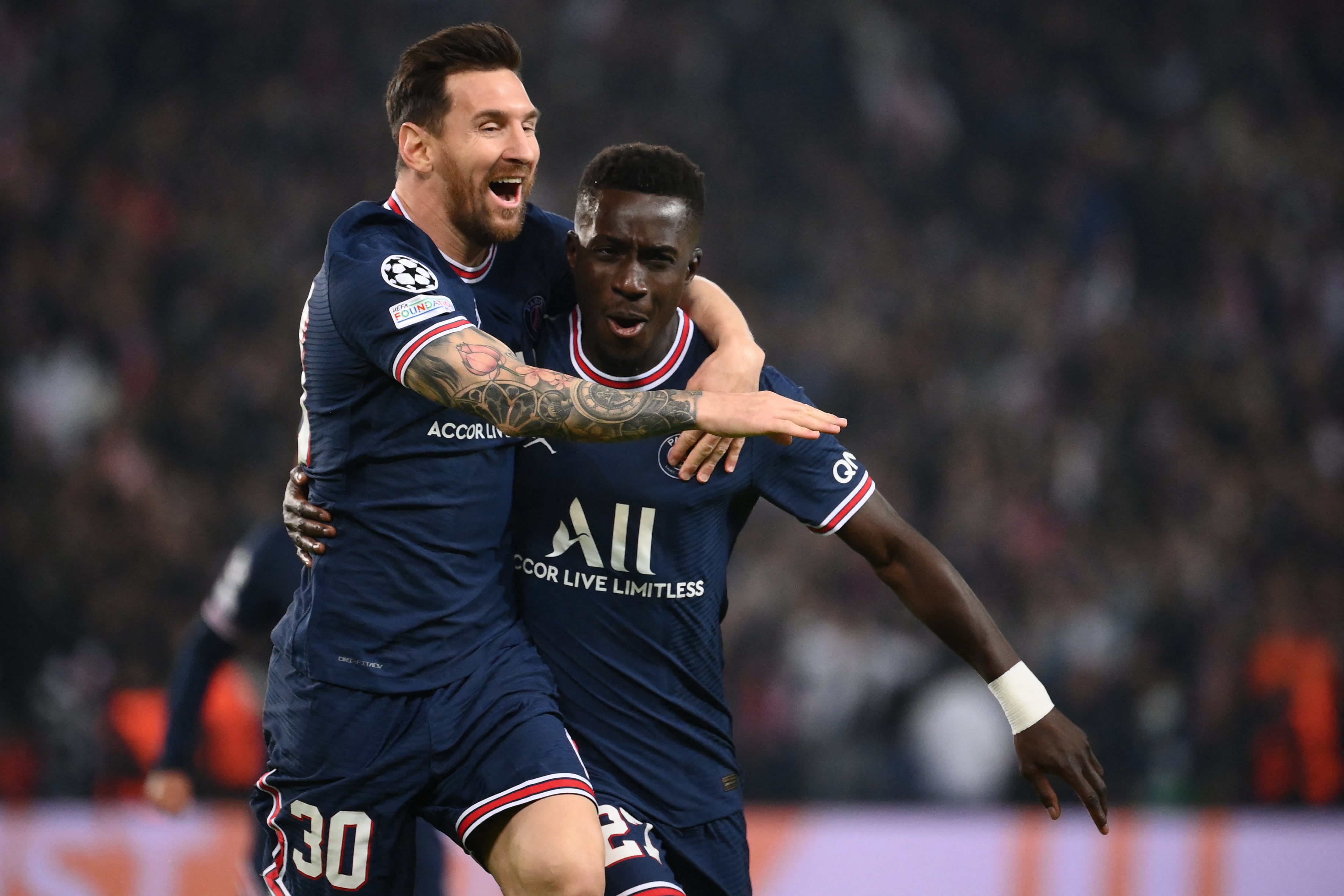 Messi celebra con Gana Gueye