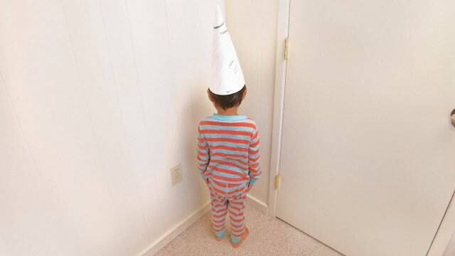 Encuentra la mejor manera de llamarle la atención sin ser violento.