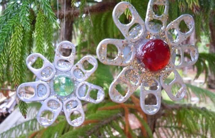 Copos de nieve hechos con anillas de latas de refresco