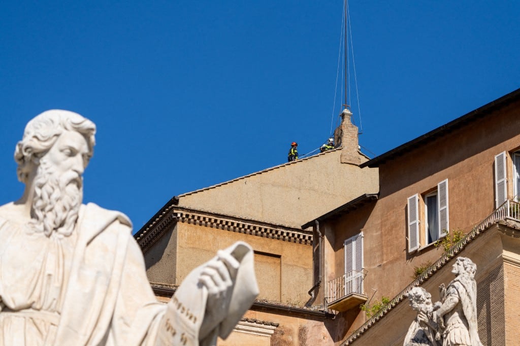 Instalan chimenea en la Capilla Sixtina para el Cónclave