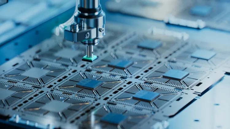 El chip fotónico funciona con fotones (luz) en lugar de con electrones (electricidad)