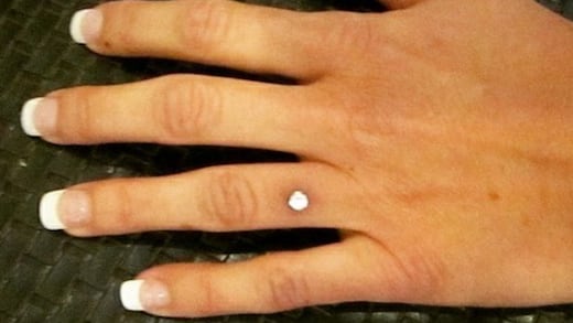 ¿Anillos de compromiso? La última moda son los piercings para los dedos