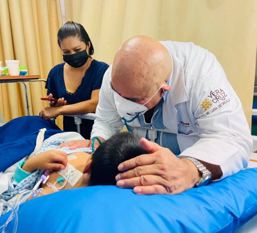 Roberto Ramos Alor visita a niño que comió pan envenenado en Veracruz/Facebook