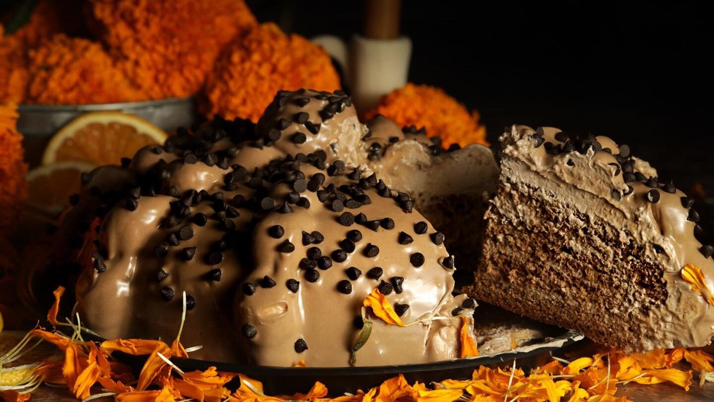 Pastel de pan de muerto en Lecaroz, postre de Día de Muertos