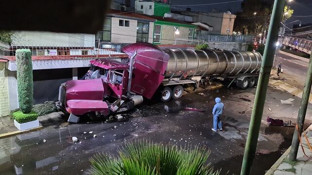 Una pipa chocó contra 3 casas en Eje 3 Oriente en la alcaldía Iztapalapa