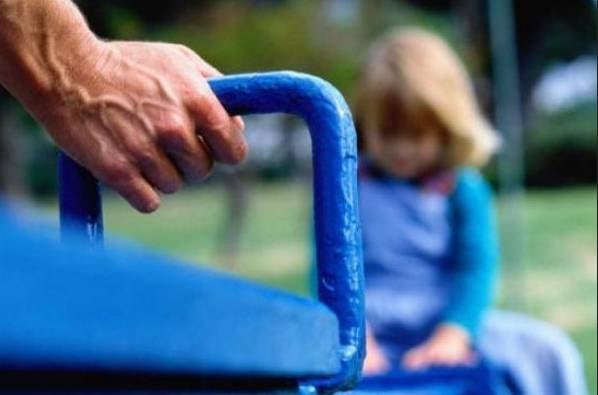 Juez causa indignación por liberar a un presunto violador de una niña de cuatro años