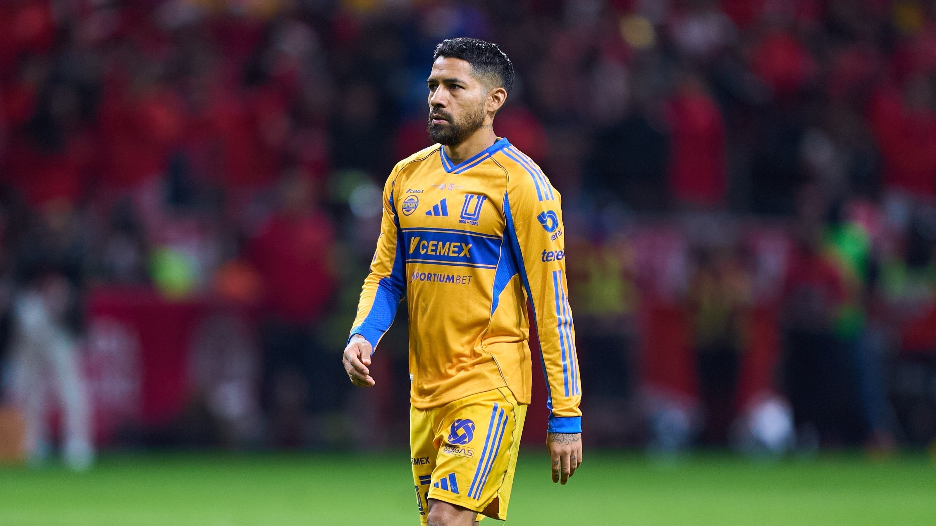 Javier Aquino rompe en llanto al despedirse de Tigres en transmisión en vivo: “Las formas cuentan y cuentan mucho”