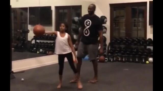 Gianna y Kobe Bryant juegan basquetbol