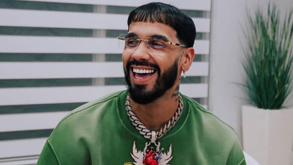 Anuel AA se deja ver por primera vez con nuevo look desde su operación