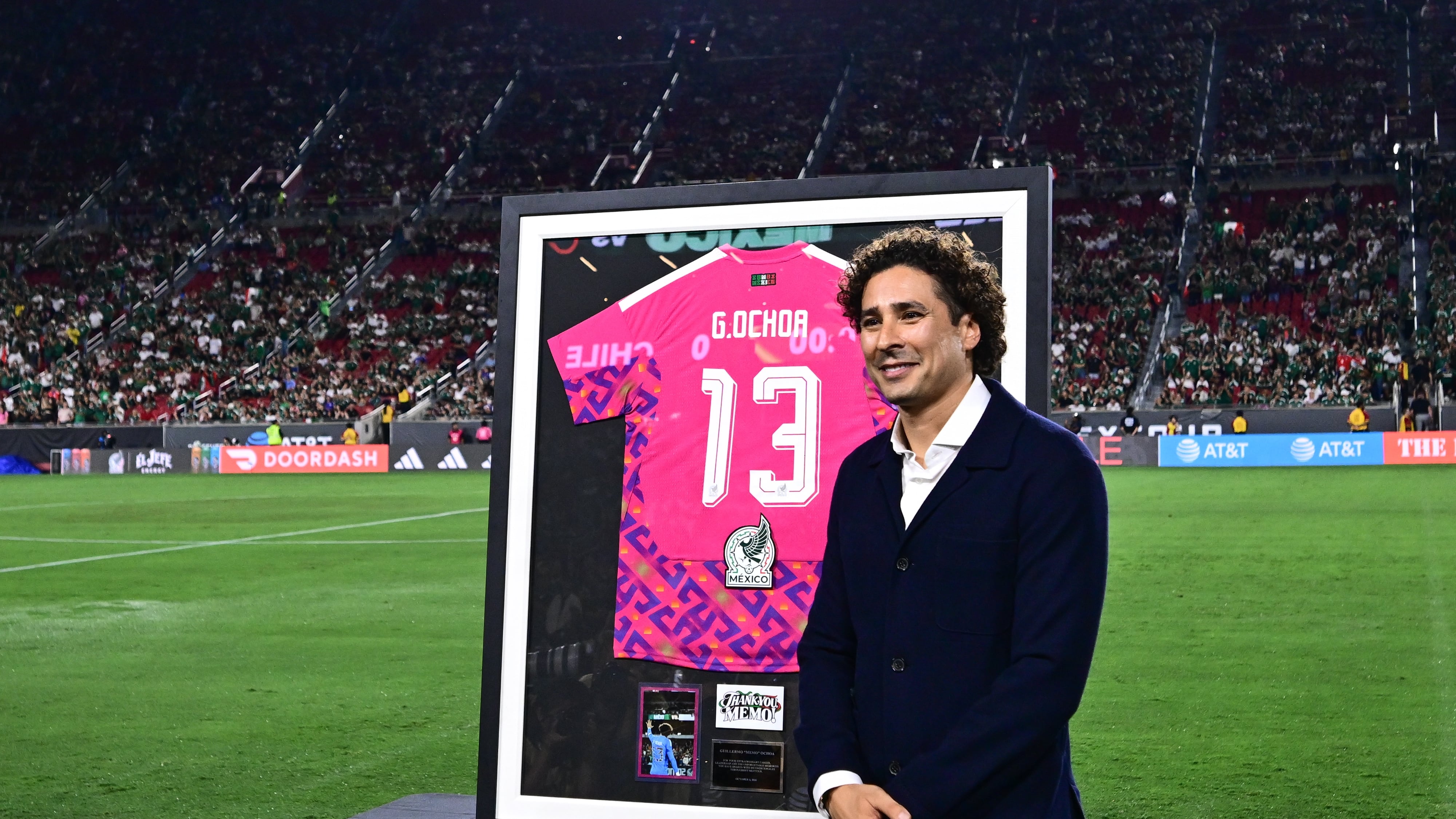 Guillermo Ochoa recibe homenaje previo al México vs Chile