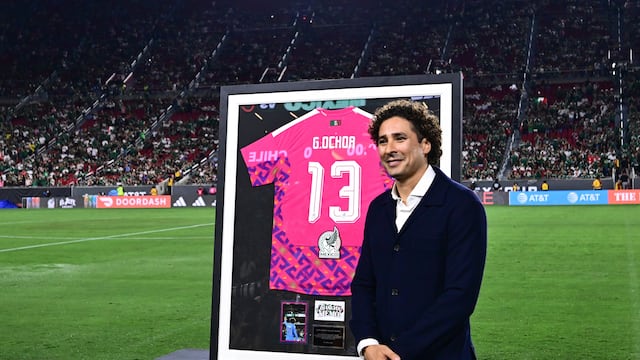 Guillermo Ochoa recibe homenaje previo al México vs Chile.