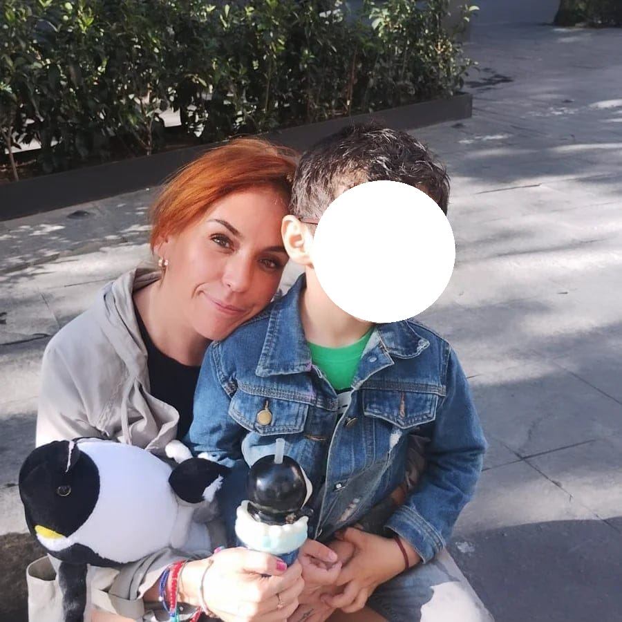 Mayela con su hijo Apolo.