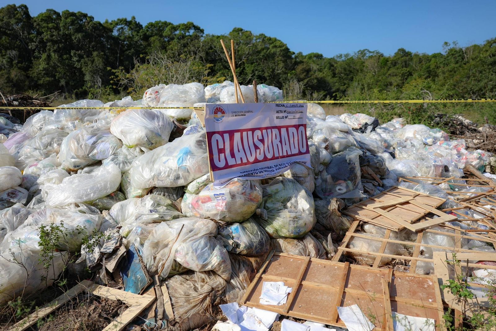 Ana Paty Peralta encabeza clausura inmediata de basurero en Cancún