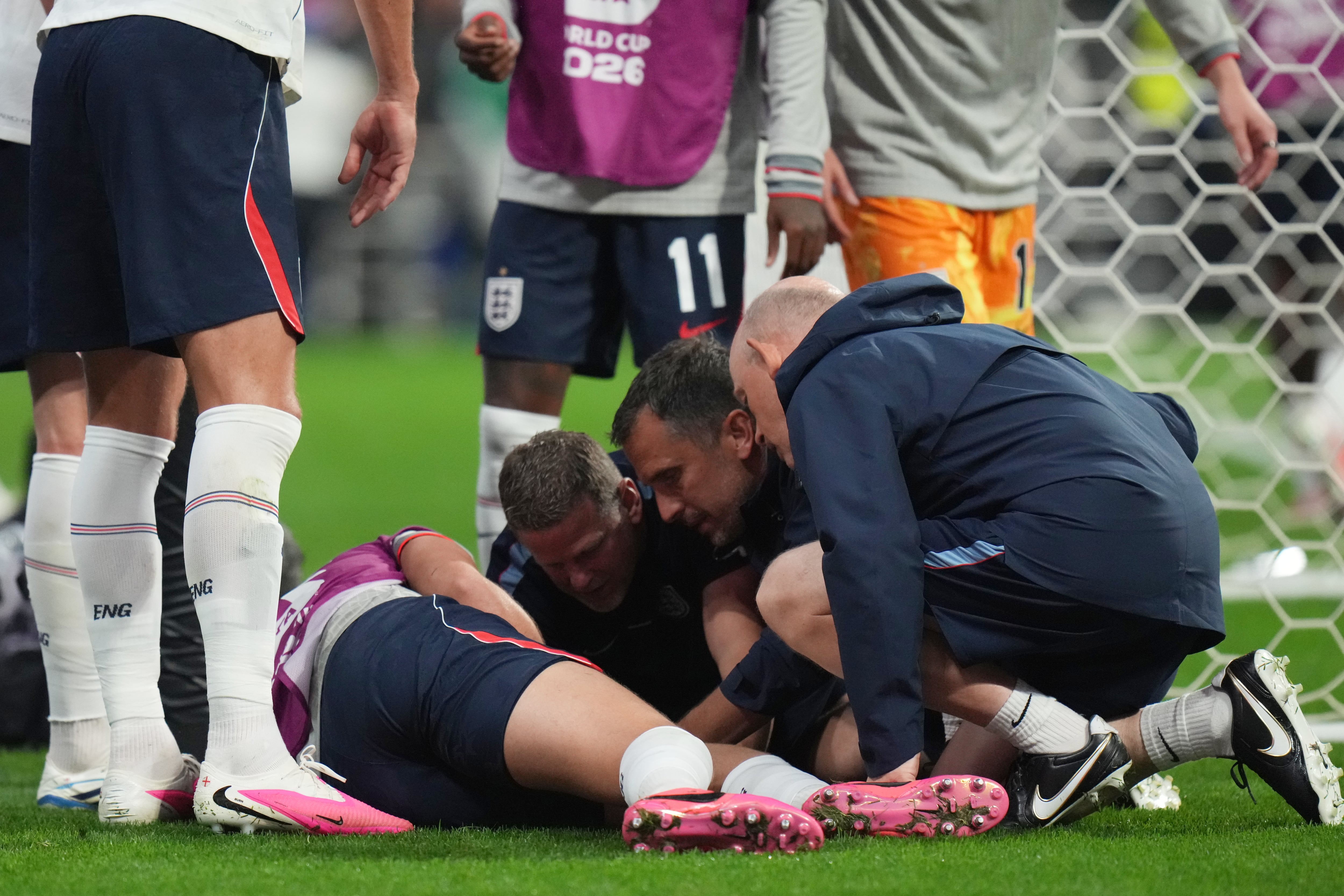 Jordan Henderson sale en camilla tras lesionarse durante festejos de Inglaterra.