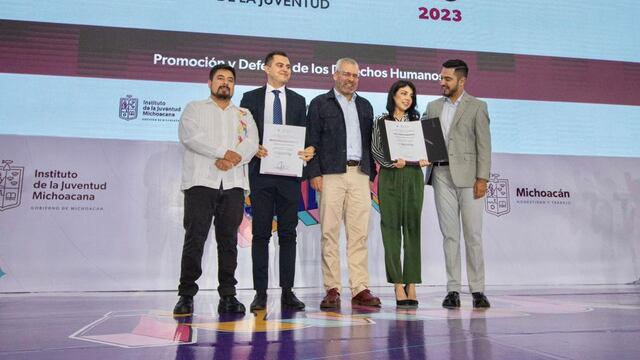 Alfredo Ramírez Bedolla entrega Premio Michoacano