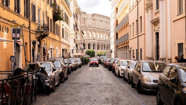 Autos grandes son un problema para estacionamientos en Europa