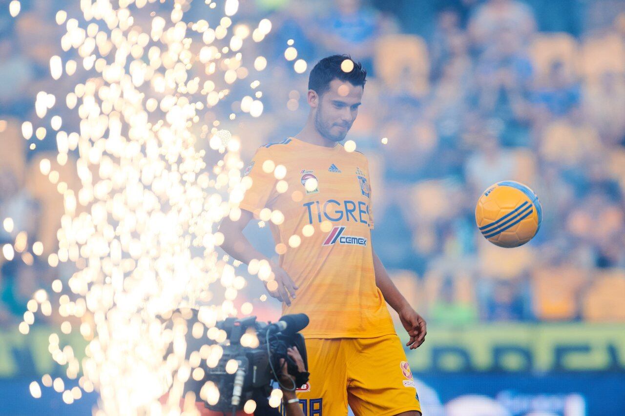 Reyes en su presentación como futbolista de Tigres