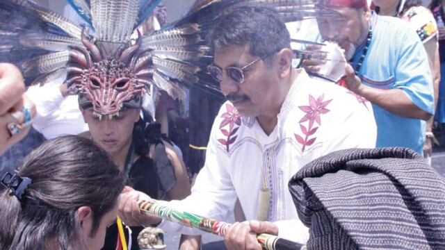 Adolfo Gómez durante la ceremonia en la que sacrificó una gallina