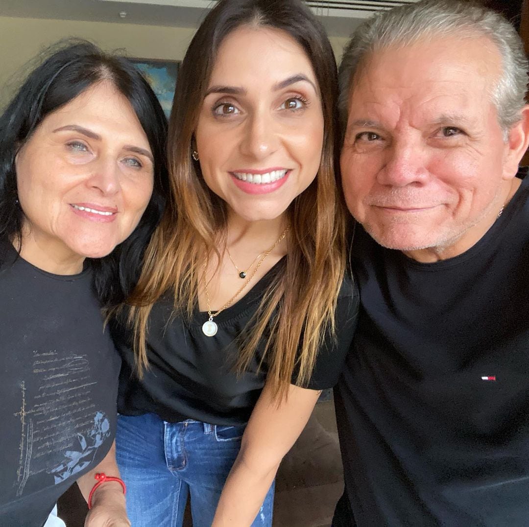 Jimena Longoria con sus papás.