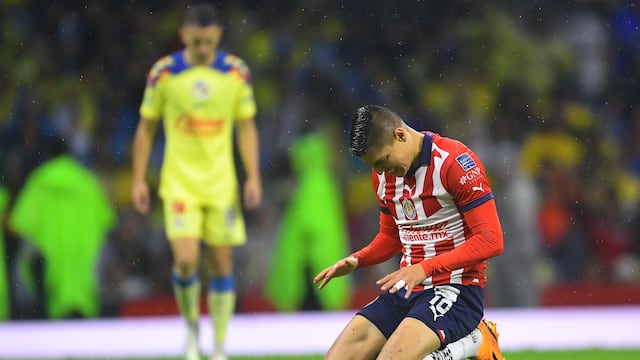 Ronaldo Cisneros sufre en el Clásico Nacional