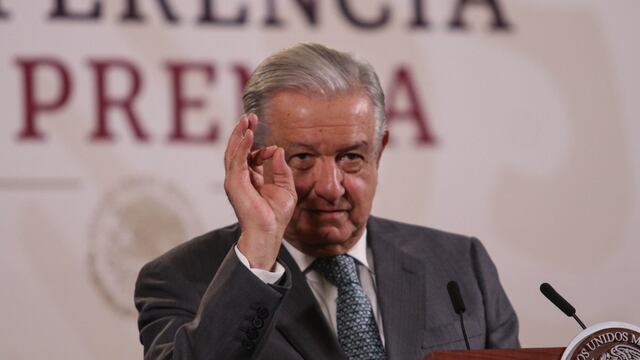 En su Mañanera, AMLO confesó que le gustó el Tesla aplastado por una cabeza olmeca de Chavis Mármol