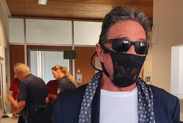 John McAfee. Sin cubrebocas.