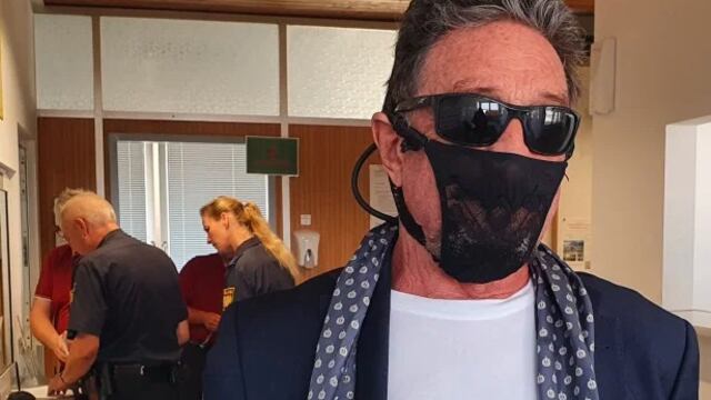 John McAfee. Sin cubrebocas.
