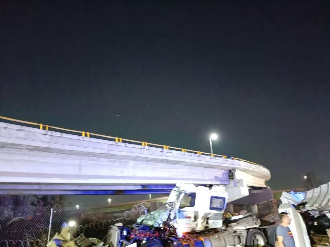 Cae tráiler de puente en Circuito Exterior Mexiquense.